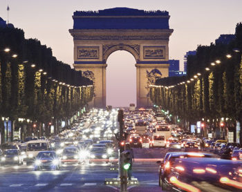 Champs-Elysées-nuit-|-550x278-|-©-Thinkstock